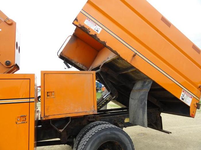Used 2011 FREIGHTLINER BUSINESS CLASS M2 106