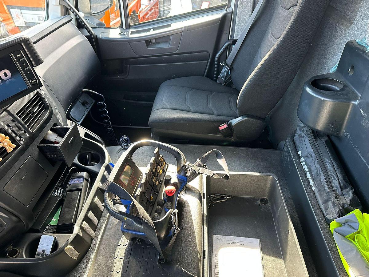 Usato MOTRICE 4 ASSI IVECO STRALIS 420 8X2 CASSONE FISSO +GRU FASSI 185A.2