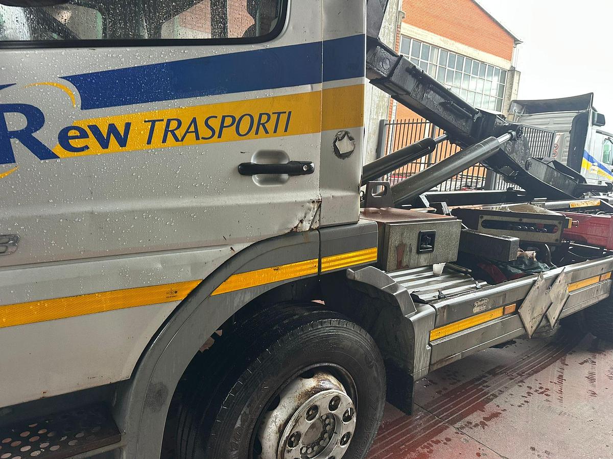 Usato Motrice due assi Mercedes Atego 15.23 Scarrabile con gancio