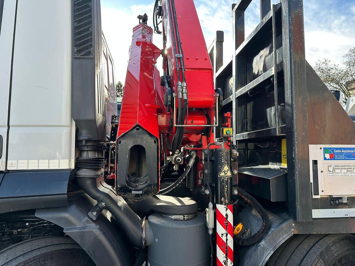 Usato MOTRICE 4 ASSI IVECO STRALIS 420 8X2 CASSONE FISSO +GRU FASSI 185A.2