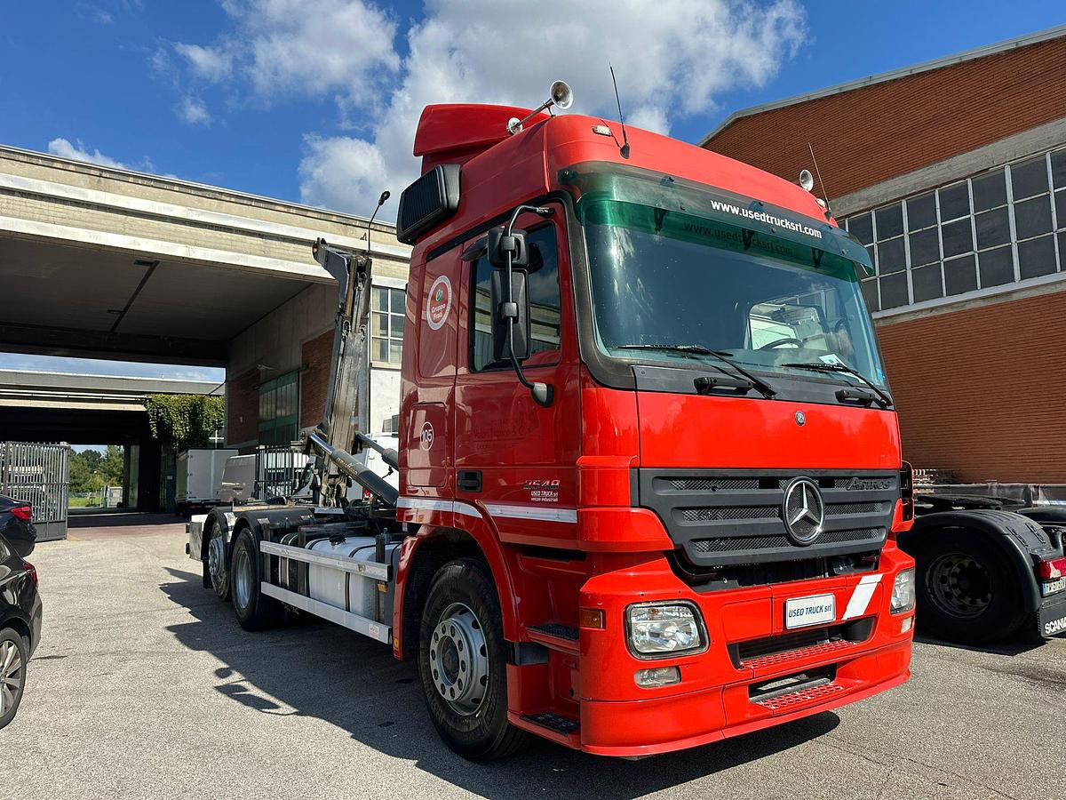 Usato Notrice tre assi Mercedes Actros 6x2 Scarrabile con gancio+rimorchio