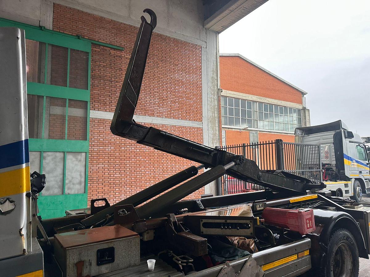 Usato Motrice due assi Mercedes Atego 15.23 Scarrabile con gancio