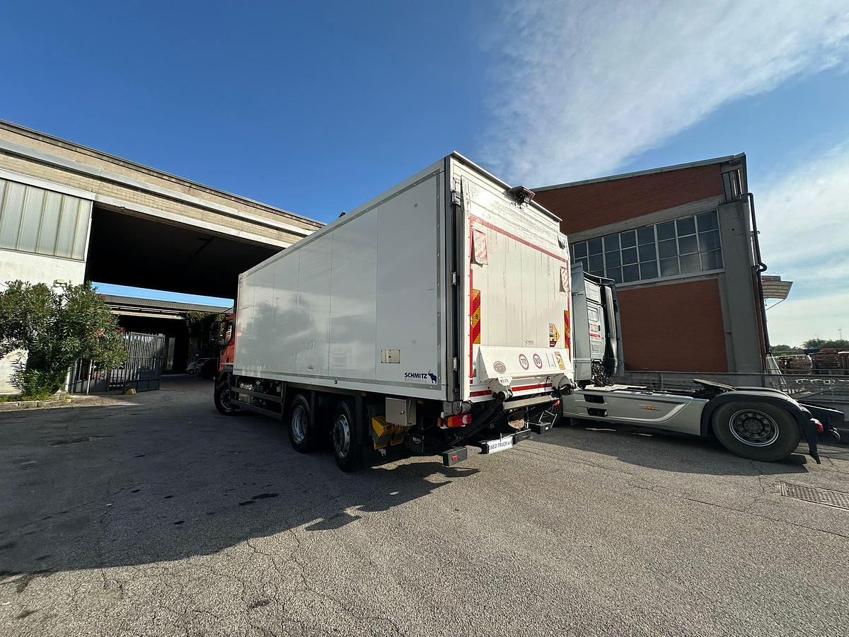 Usato Motrice tre assi Iveco Stralis 260s46 con Cella Frigo con motore ELETTRICO