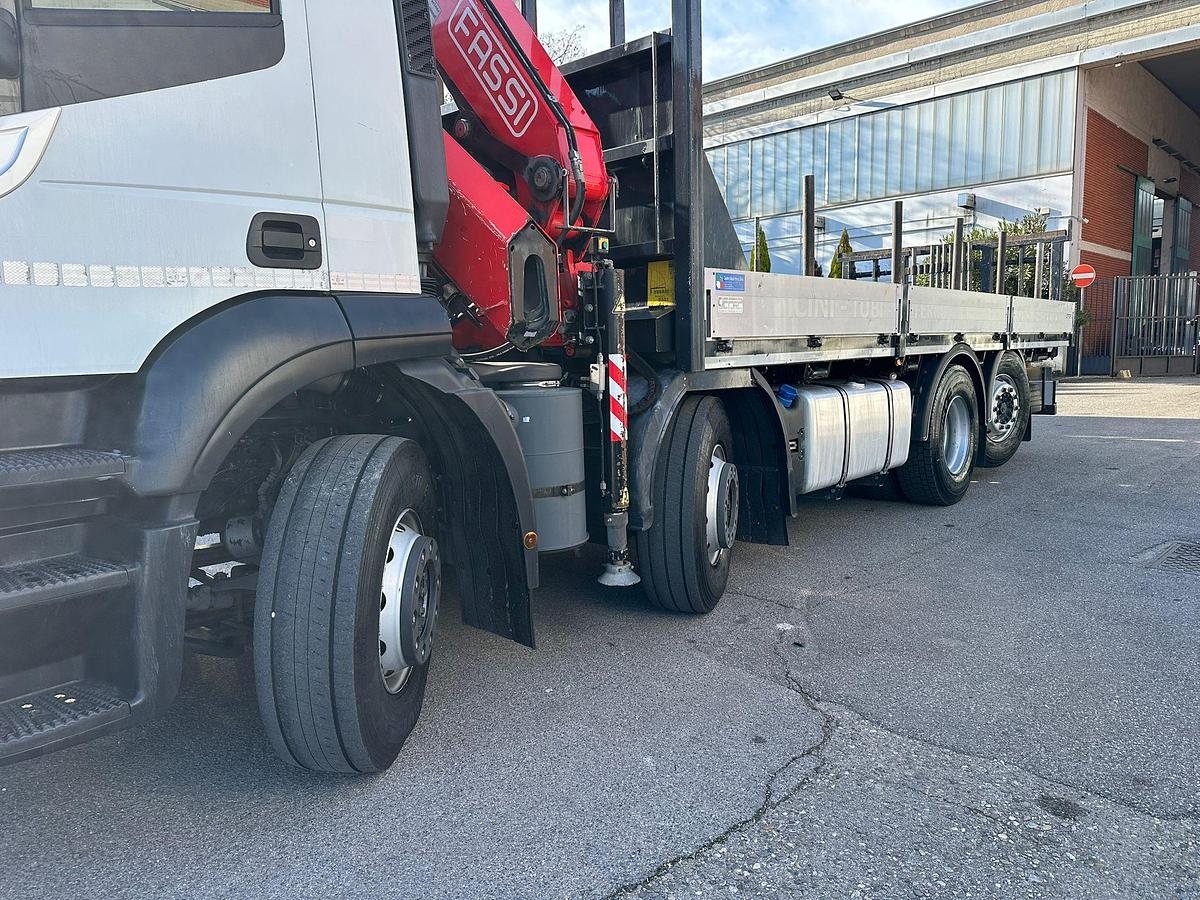 Usato MOTRICE 4 ASSI IVECO STRALIS 420 8X2 CASSONE FISSO +GRU FASSI 185A.2