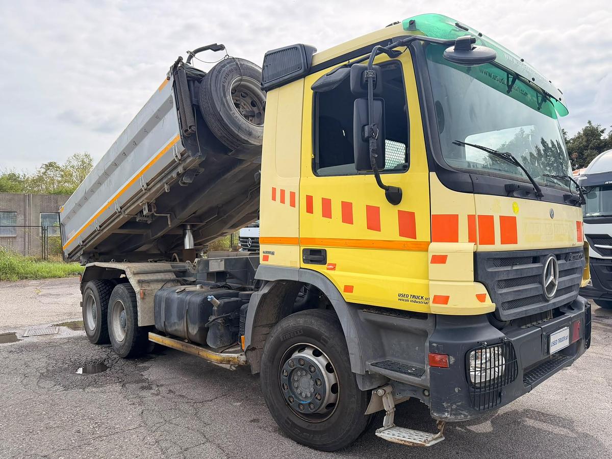 Usato MERCEDES ACTROS 33.44 K 6X4 RIBALTABILE TRILATERALE 2007