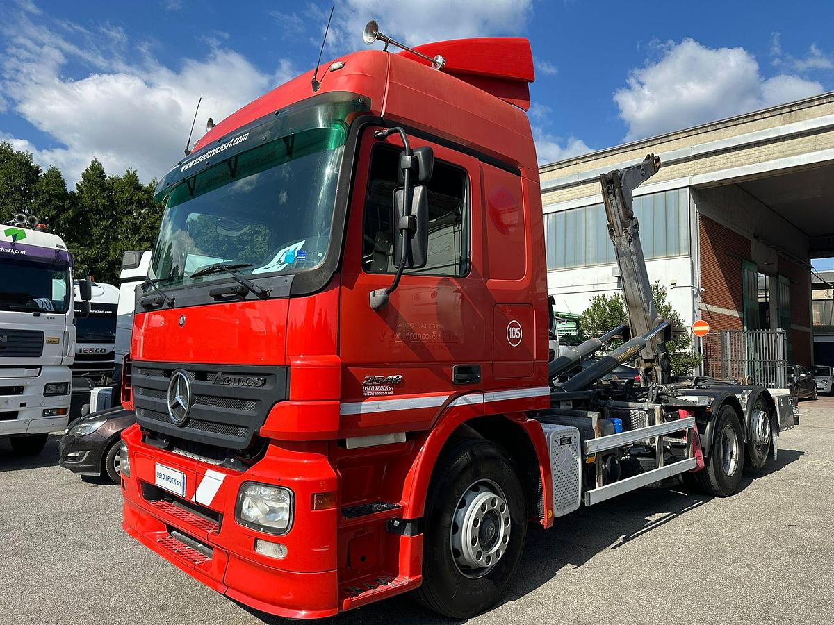 Usato Notrice tre assi Mercedes Actros 6x2 Scarrabile con gancio+rimorchio