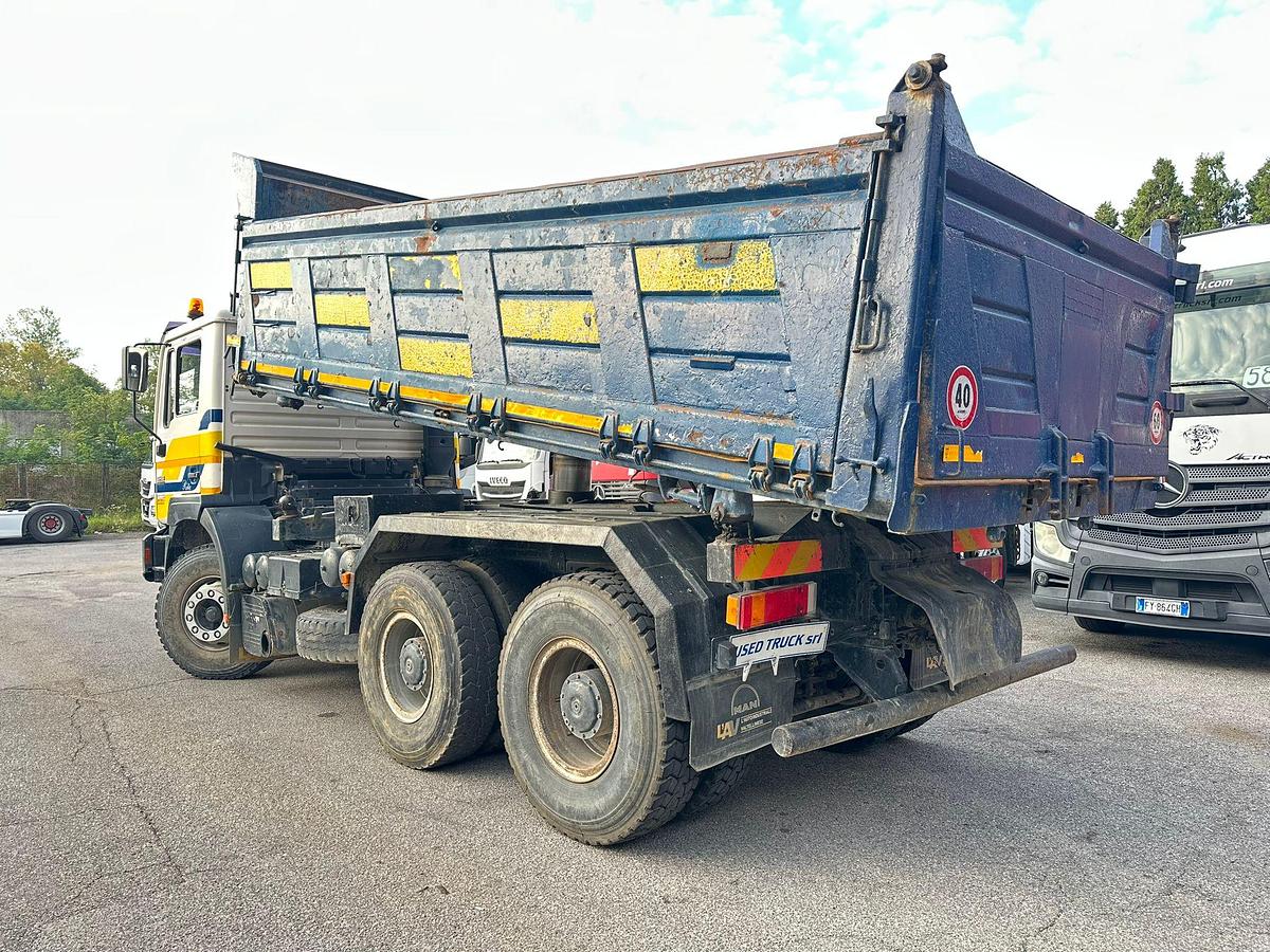 Usato Motrice tre assi Man 33.403 mezzo d'opera Ribaltabile trilaterale