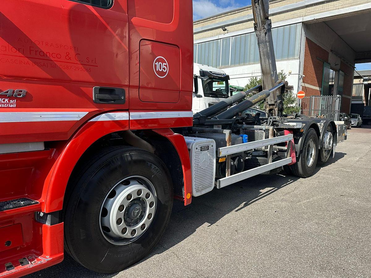 Usato Notrice tre assi Mercedes Actros 6x2 Scarrabile con gancio+rimorchio