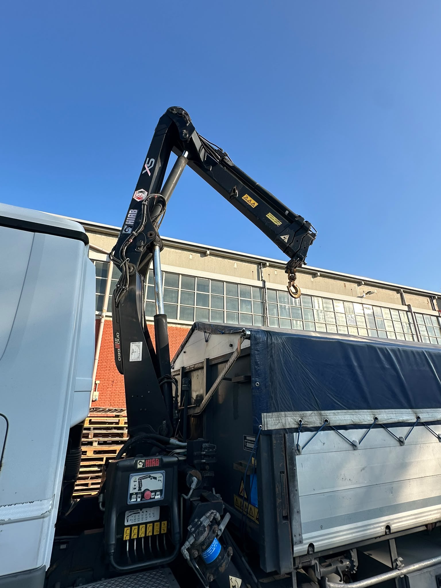 Usato Mercedes Actros 2541 CASSONE FISSO CON GRU HIAB O99