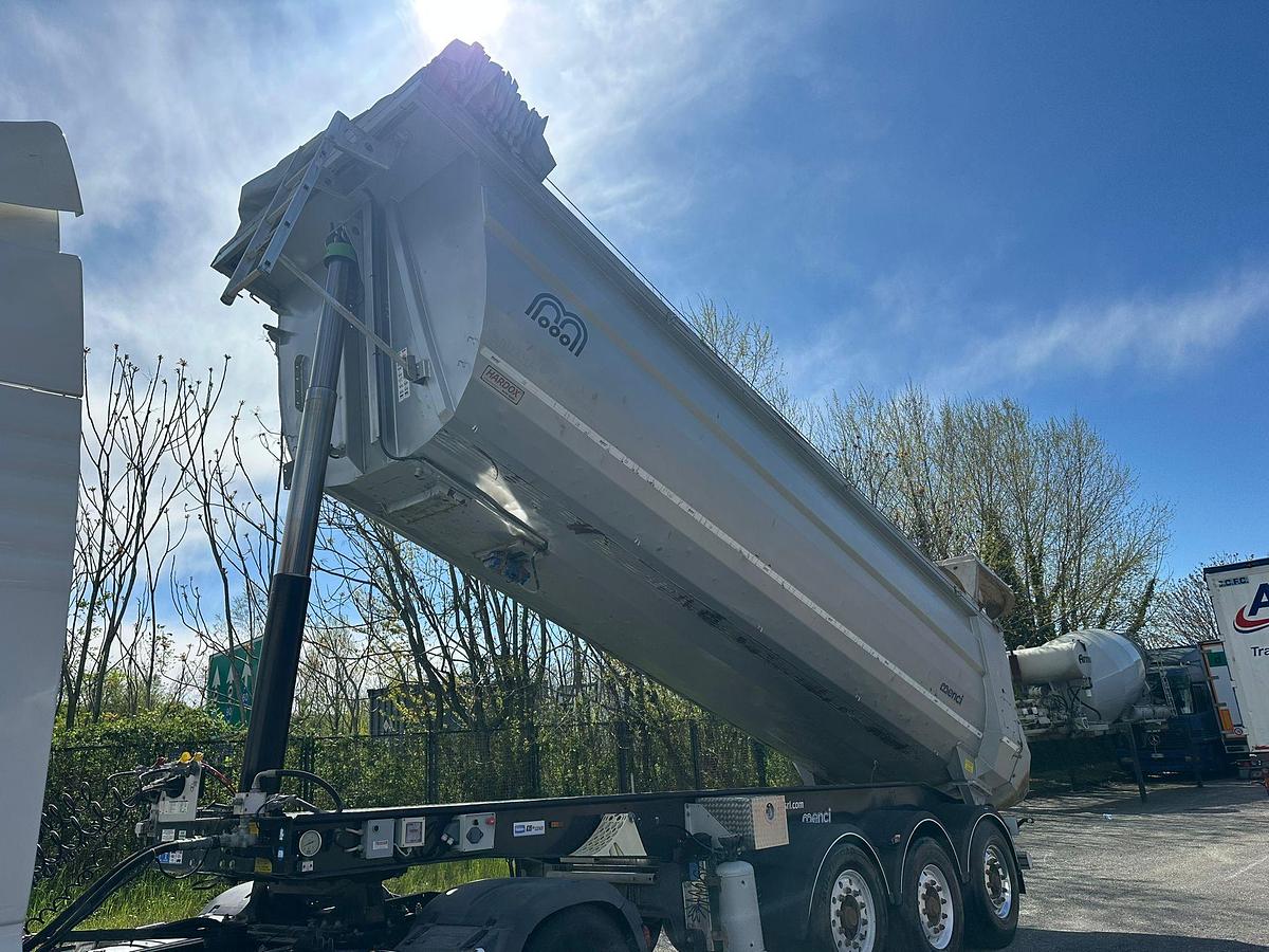 Usato Semirimorchio Menci 27 m^ ribaltabile posteriore