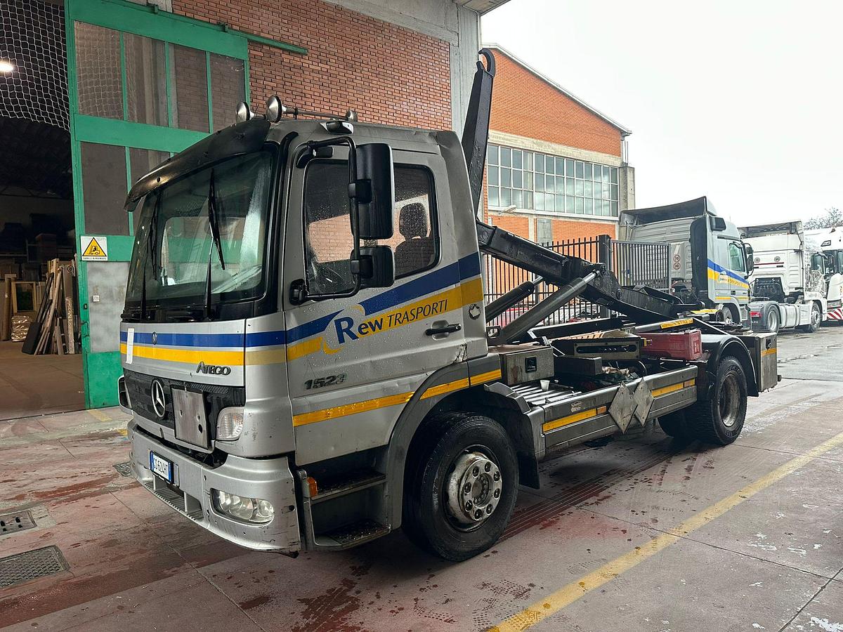 Usato Motrice due assi Mercedes Atego 15.23 Scarrabile con gancio