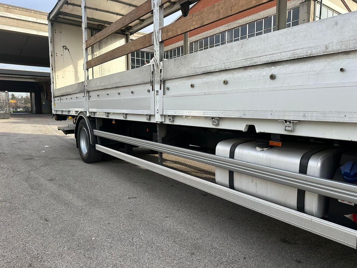 Usato MOTRICE DUE ASSI IVECO EUROCARGO 180S28 Centina e Telo con Sponda