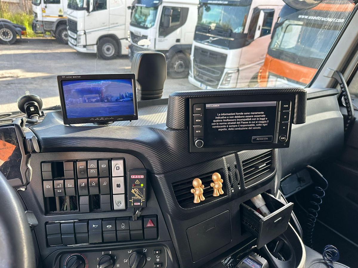 Usato MOTRICE 4 ASSI IVECO STRALIS 420 8X2 CASSONE FISSO +GRU FASSI 185A.2