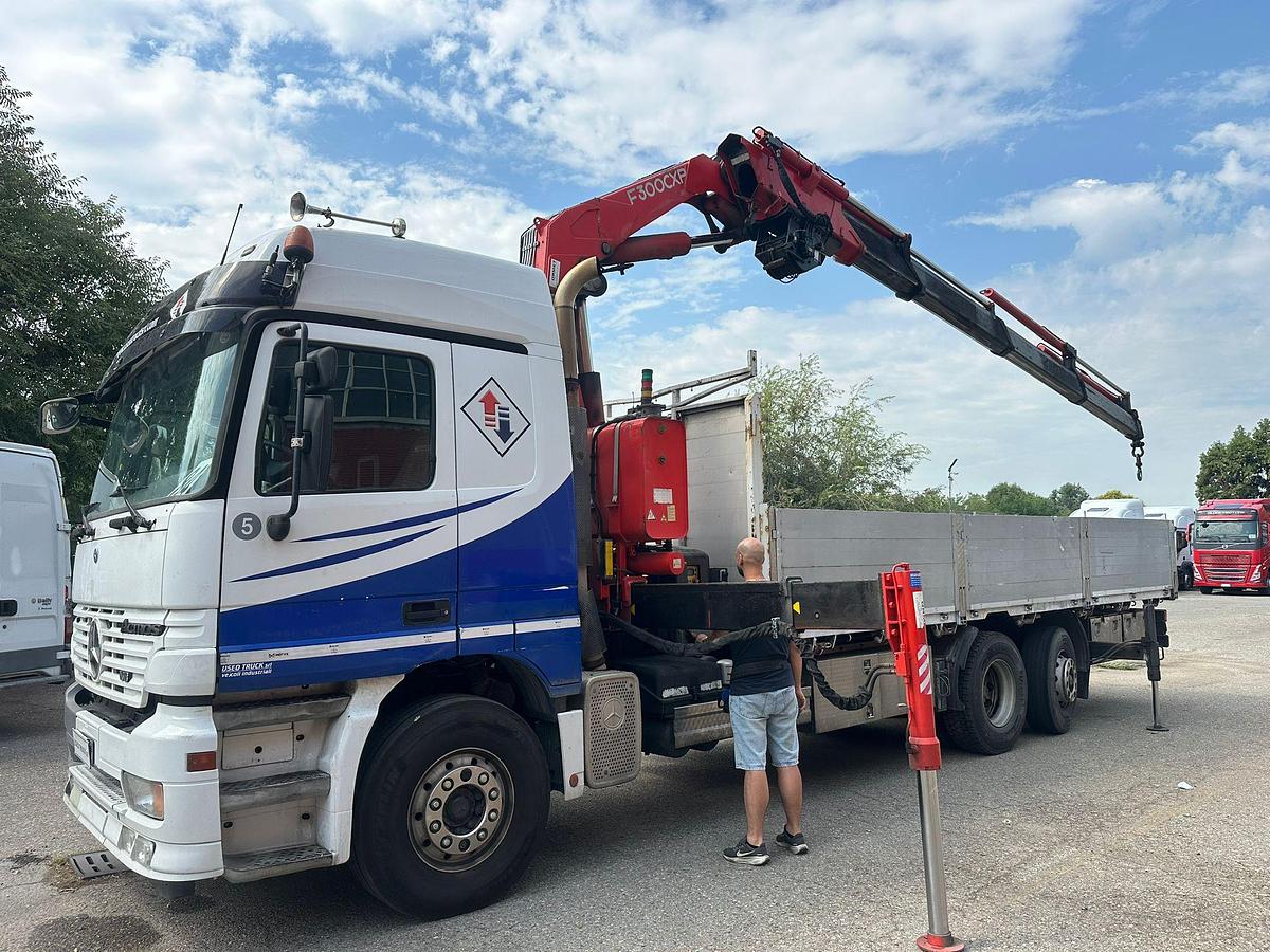 Usato MERCEDES 2548 CASOONE FISSO CON GRU DIETRO CABINA FASSI F 270C2.5