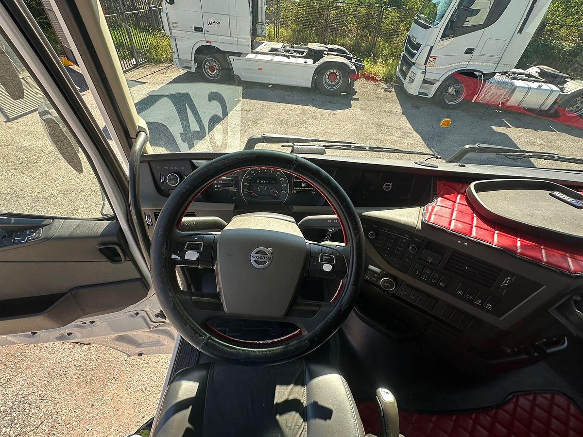 Usato Motrice tre assi Volvo FH 460 6x2 con Biga due assi comunicante km CERTIFICATI