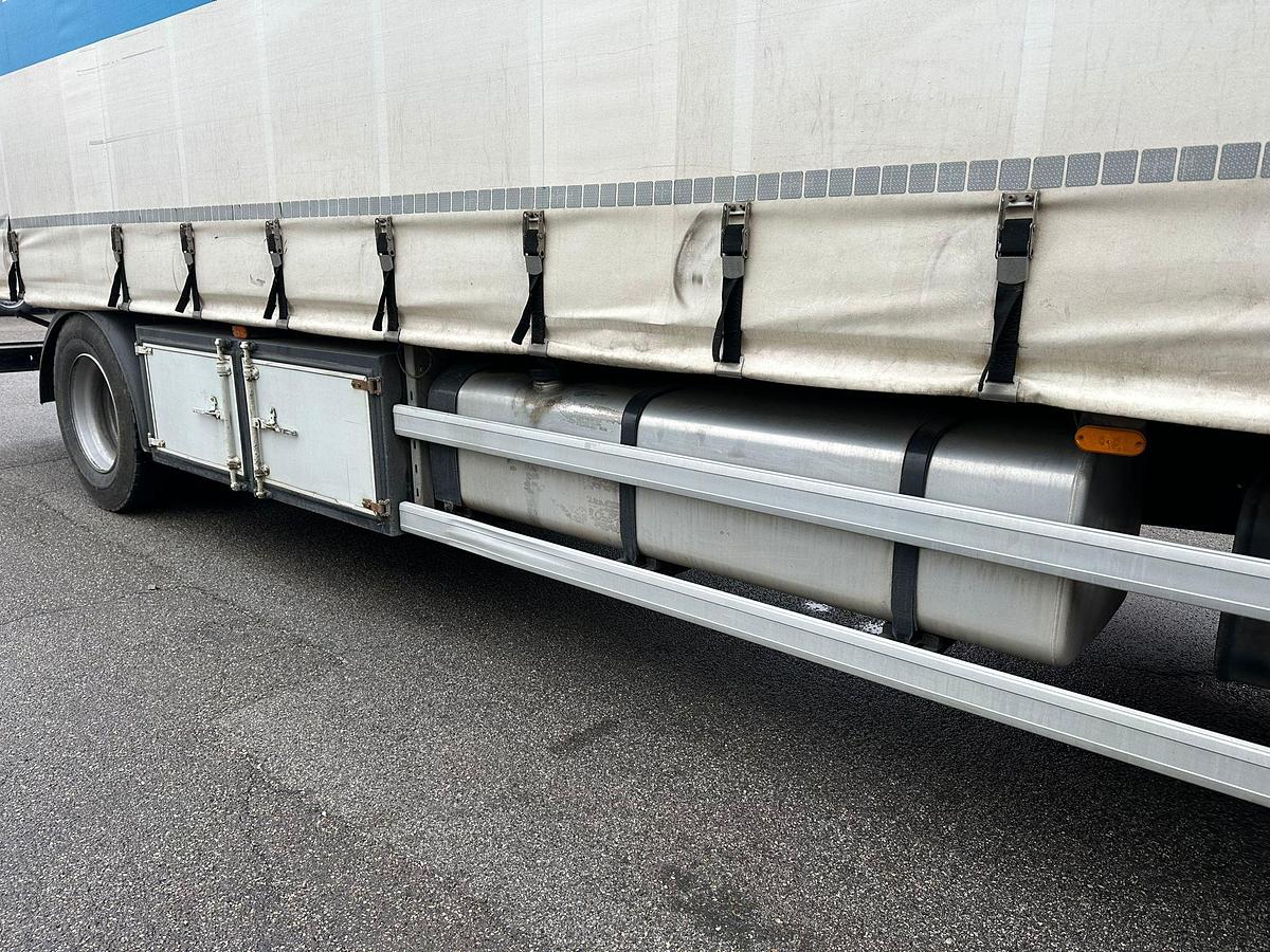 Usato Motrice due assi Iveco Eurocargo 190s32 centina e telo