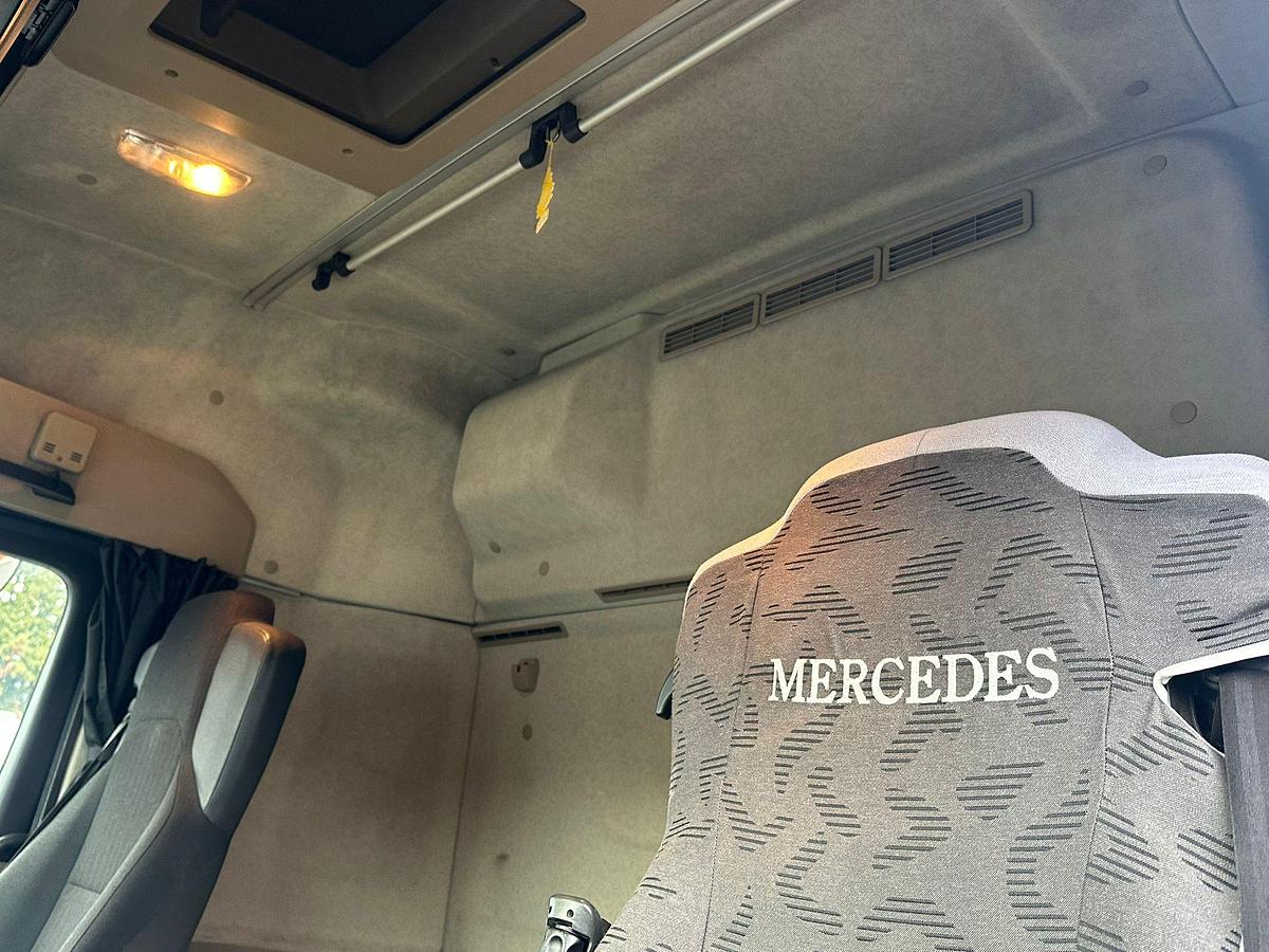 Usato Motrice tre assi Mercedes Actros Frigo 25.45 con spond mt 8.30