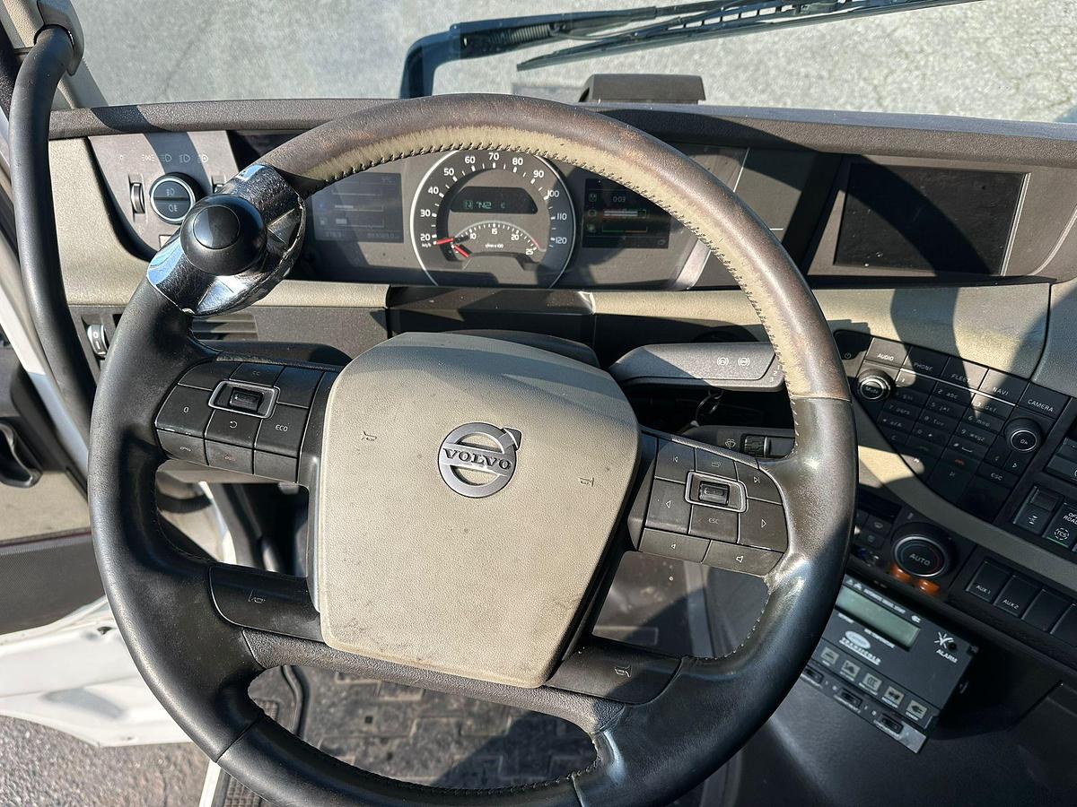 Usato MOTRICE TRE ASSI VOLVO FH 460 Cella frigo mt 9.40 con sponda