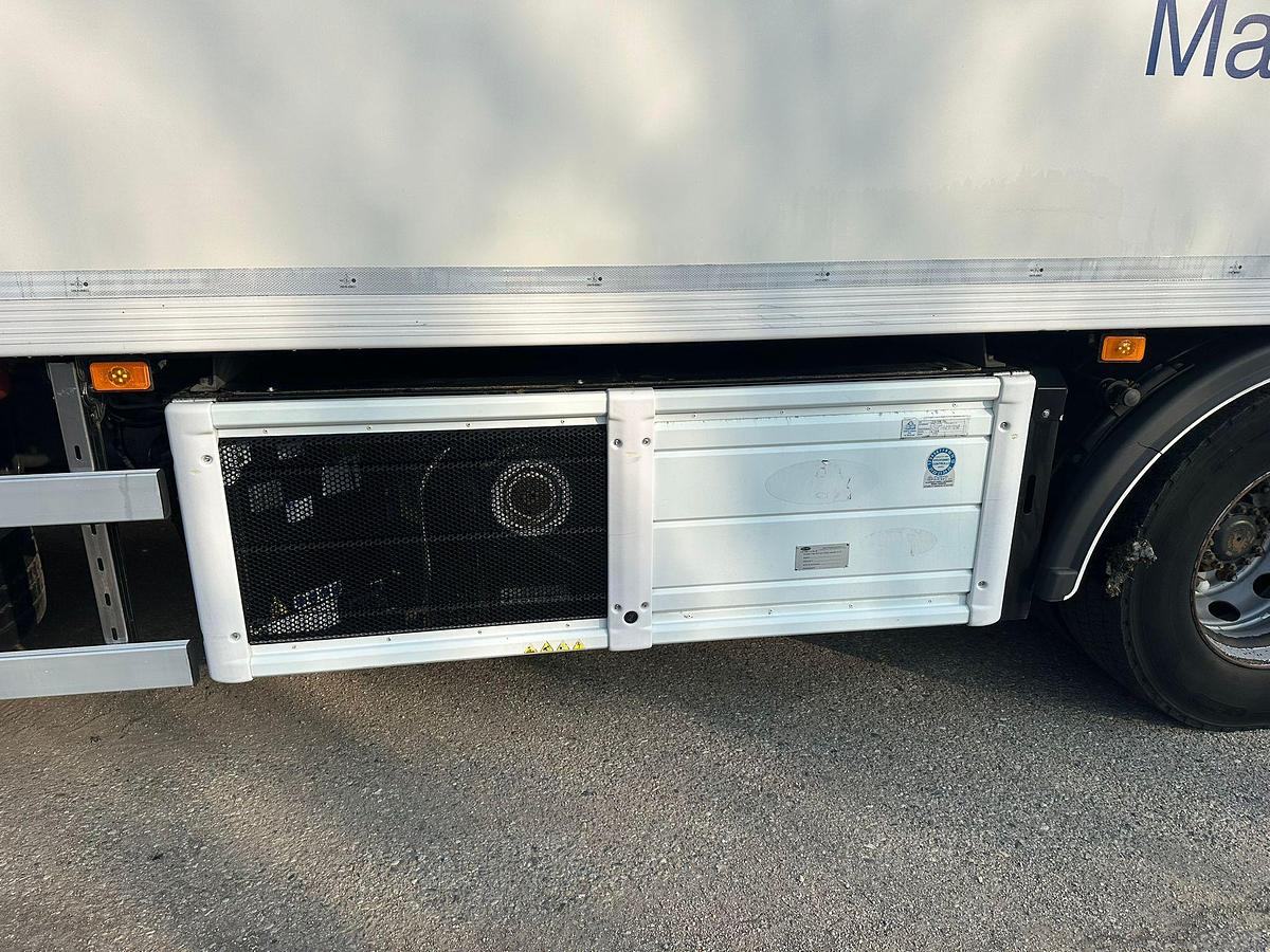 Usato MOTRICE TRE ASSI VOLVO FH 460 Cella frigo mt 9.40 con sponda