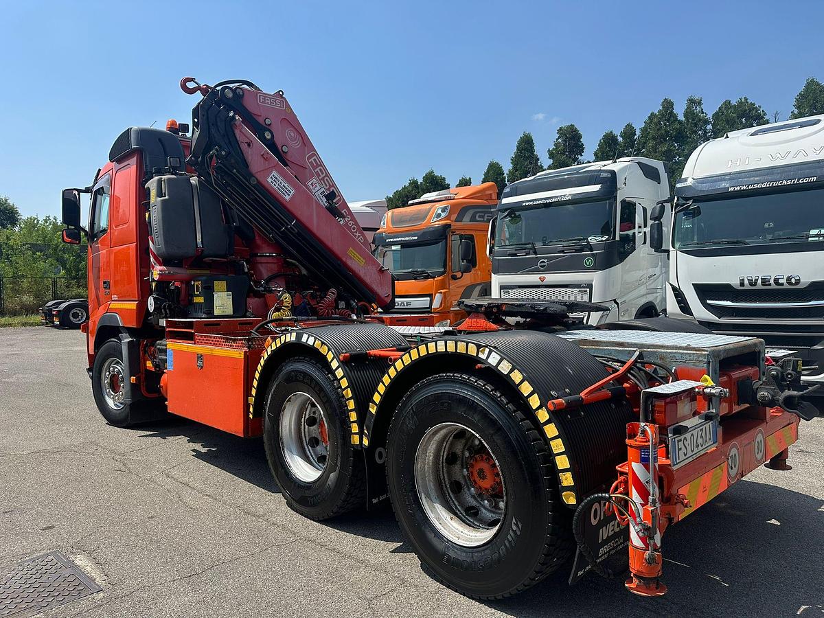 Usato VOLVO FH 460 8X4 STRADALE CON GRU FASSI F260BXP.24 