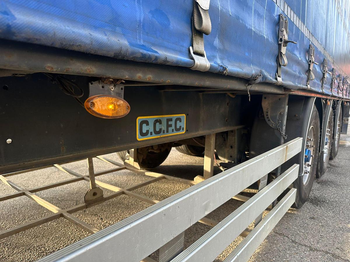 Usato Semirimorchio C.C.F.C Centina e telo alza/abbasa copri/scopri 1^asse sollevabile 3^sterzante 