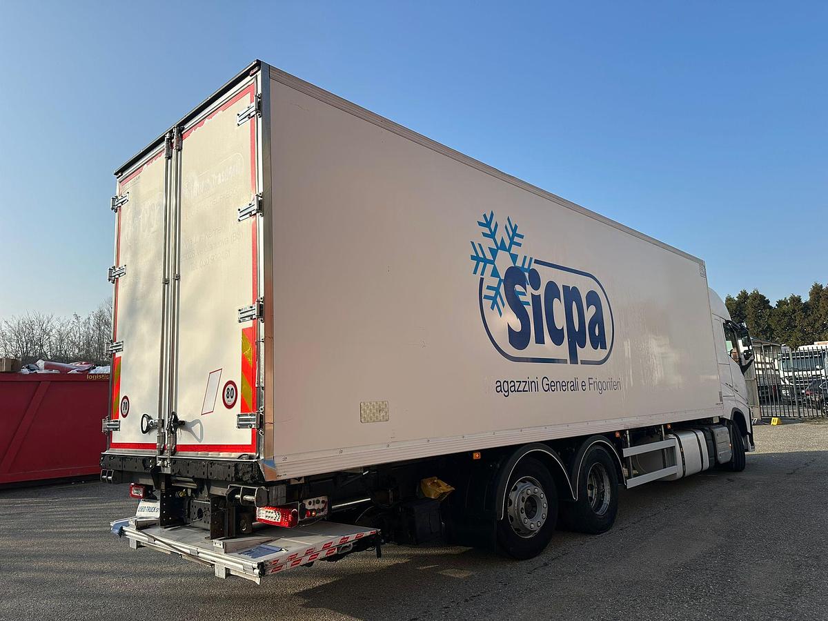Usato MOTRICE TRE ASSI VOLVO FH 460 Cella frigo mt 9.40 con sponda