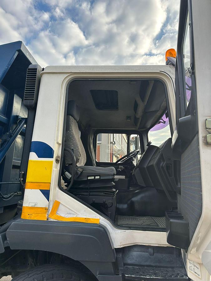 Usato Motrice tre assi Man 33.403 mezzo d'opera Ribaltabile trilaterale