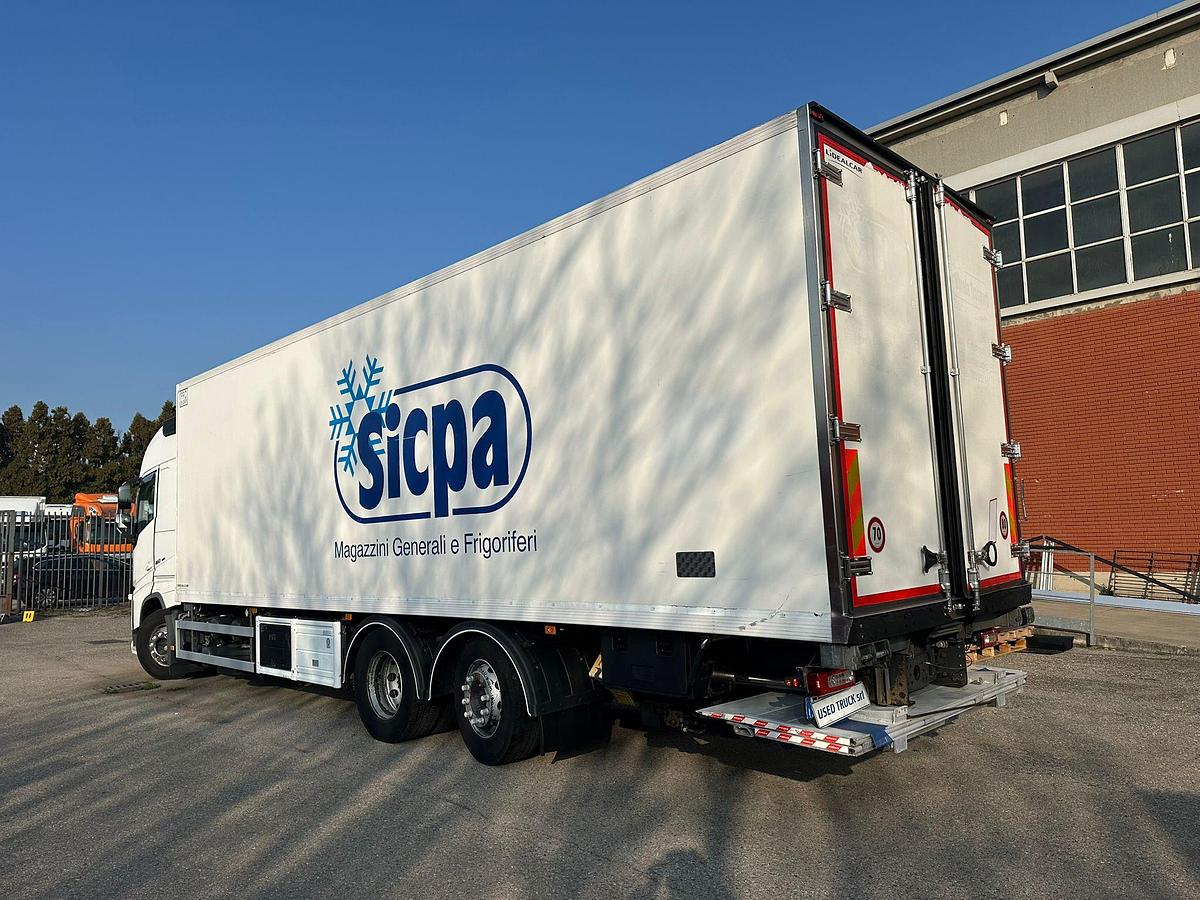 Usato MOTRICE TRE ASSI VOLVO FH 460 Cella frigo mt 9.40 con sponda