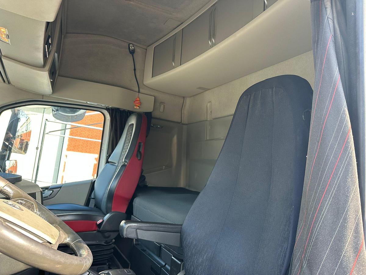 Usato MOTRICE TRE ASSI VOLVO FH 460 Cella frigo mt 9.40 con sponda