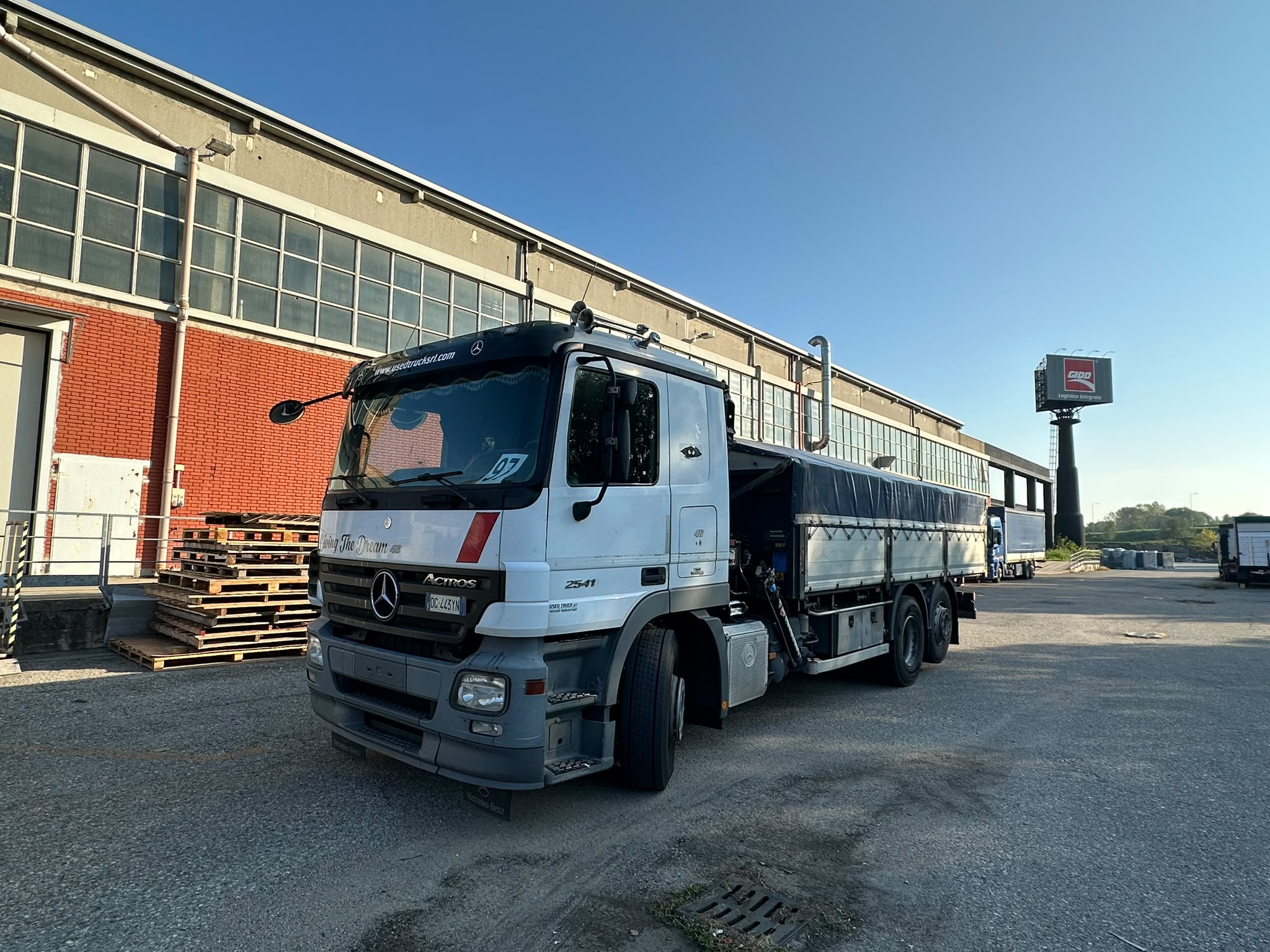 Usato Mercedes Actros 2541 CASSONE FISSO CON GRU HIAB O99