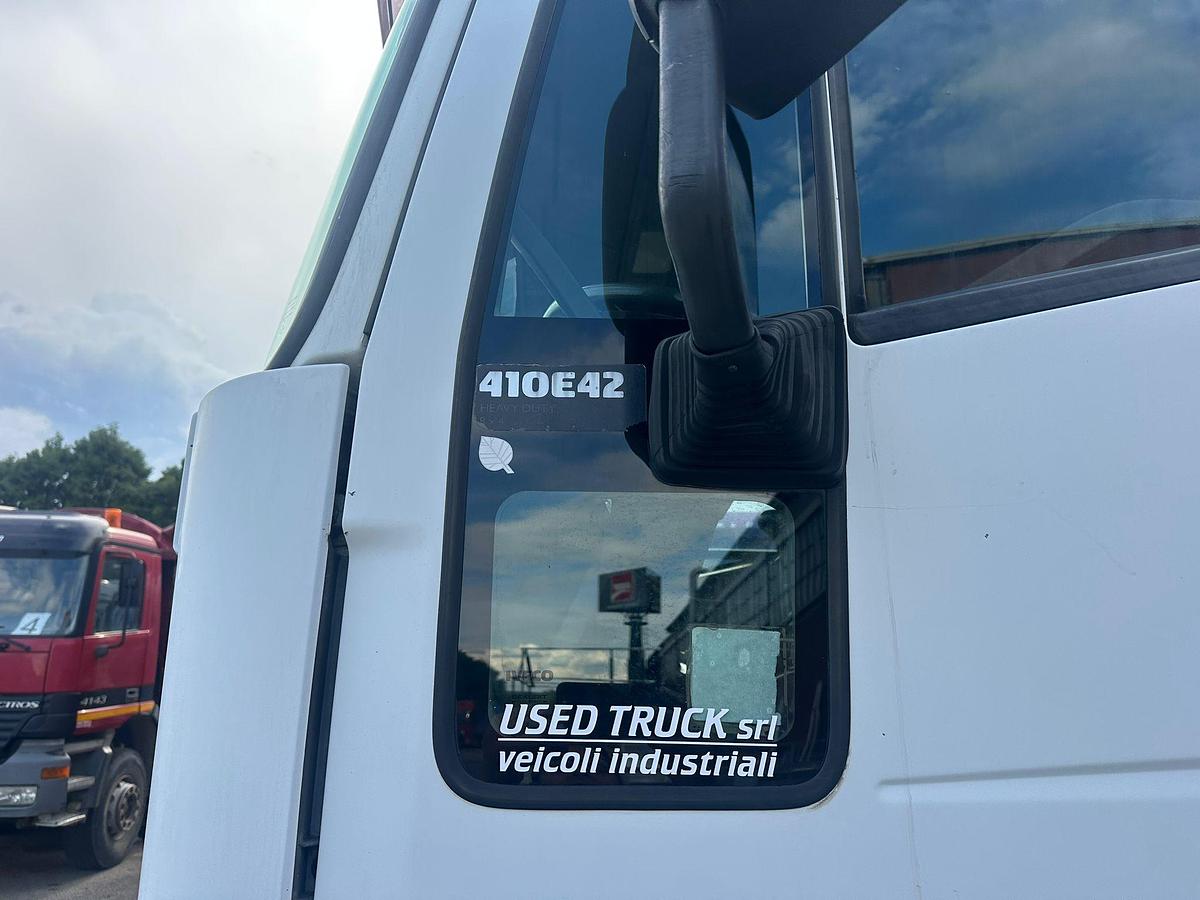 Usato Iveco EuroTrackker 420 8x4 Ribaltabile trilaterale