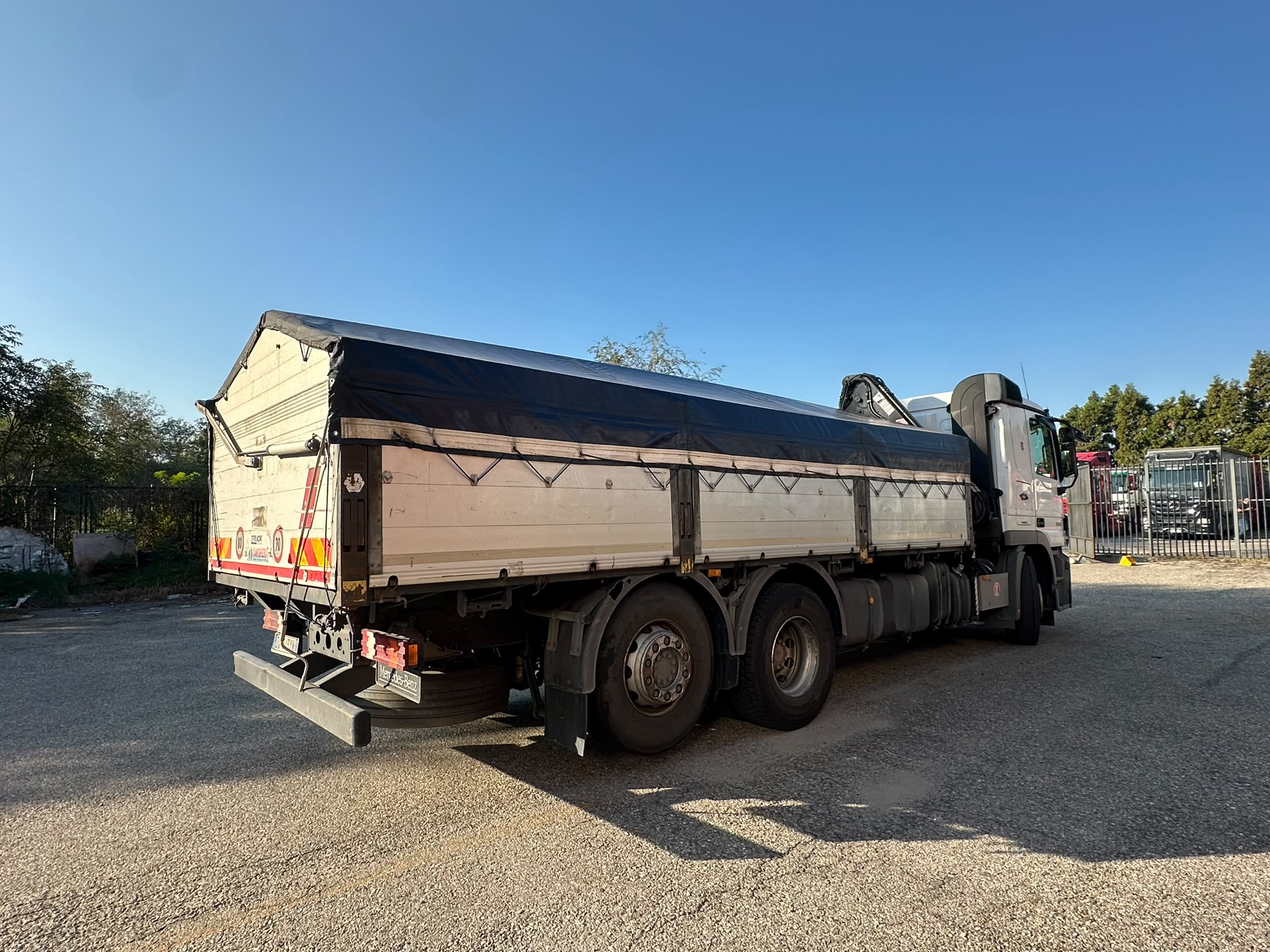 Usato Mercedes Actros 2541 CASSONE FISSO CON GRU HIAB O99