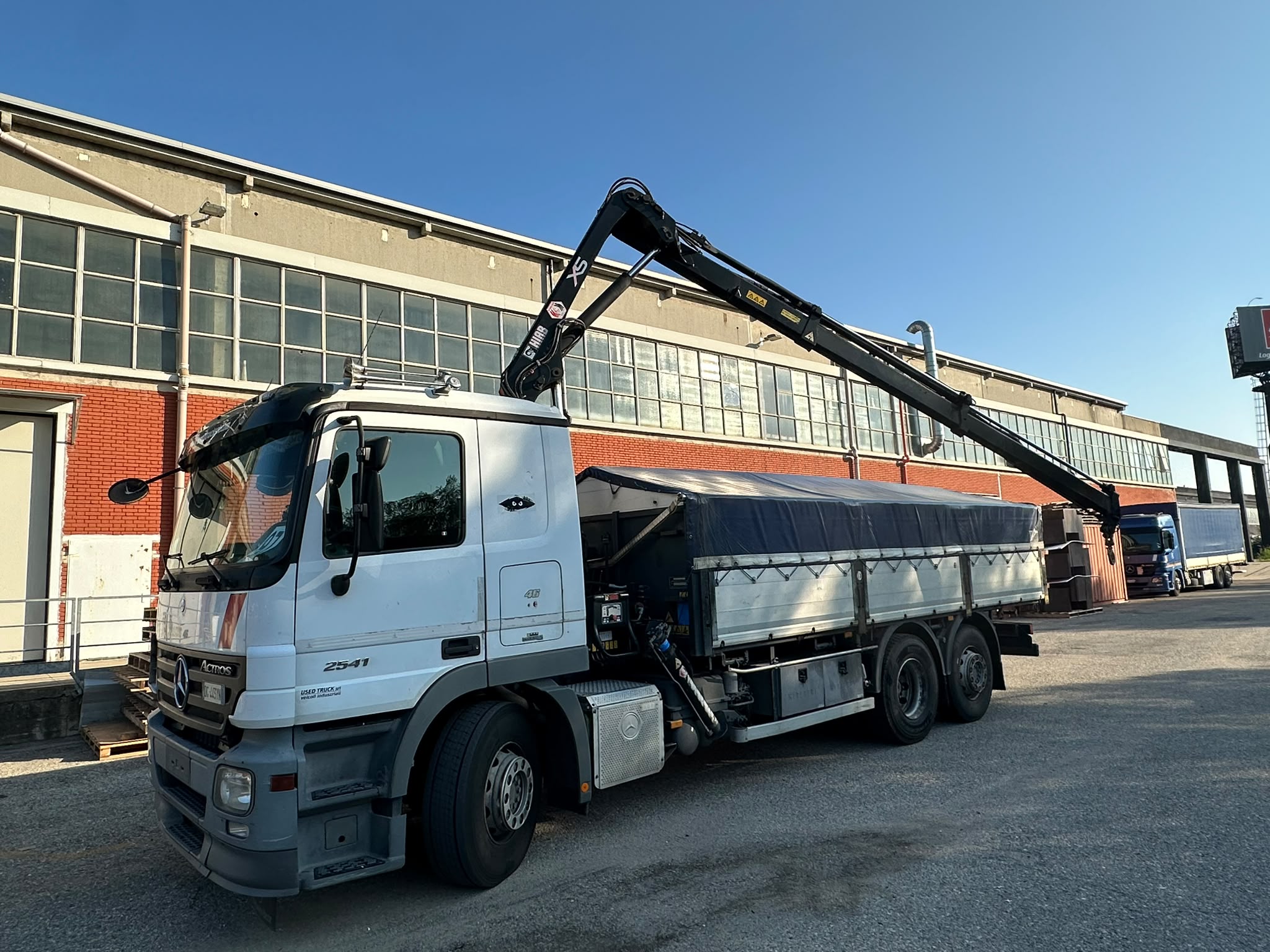 Usato Mercedes Actros 2541 CASSONE FISSO CON GRU HIAB O99