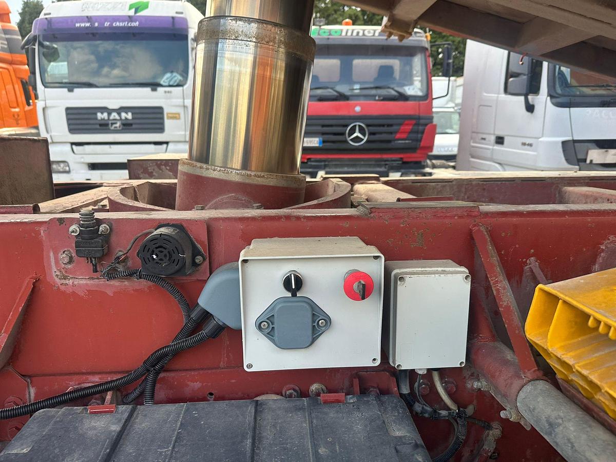 Usato Iveco EuroTrackker 420 8x4 Ribaltabile trilaterale