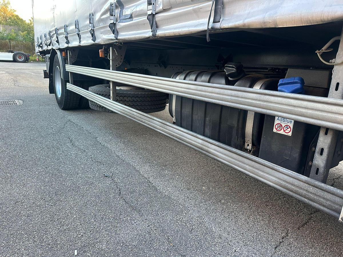 Usato motrice due assi Iveco Eurocargo 180s28 Centina e telo mt 7.50