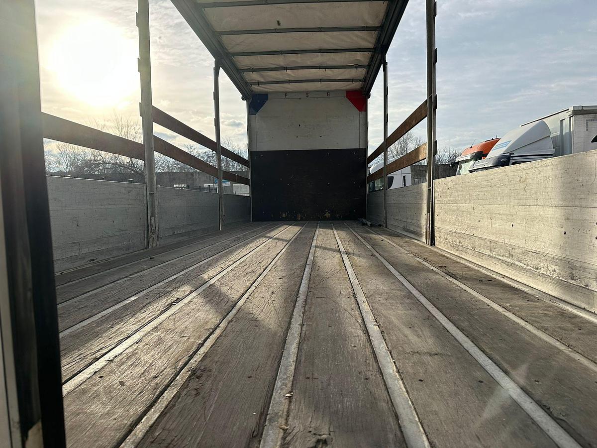 Usato MOTRICE DUE ASSI IVECO EUROCARGO 180S28 Centina e Telo con Sponda