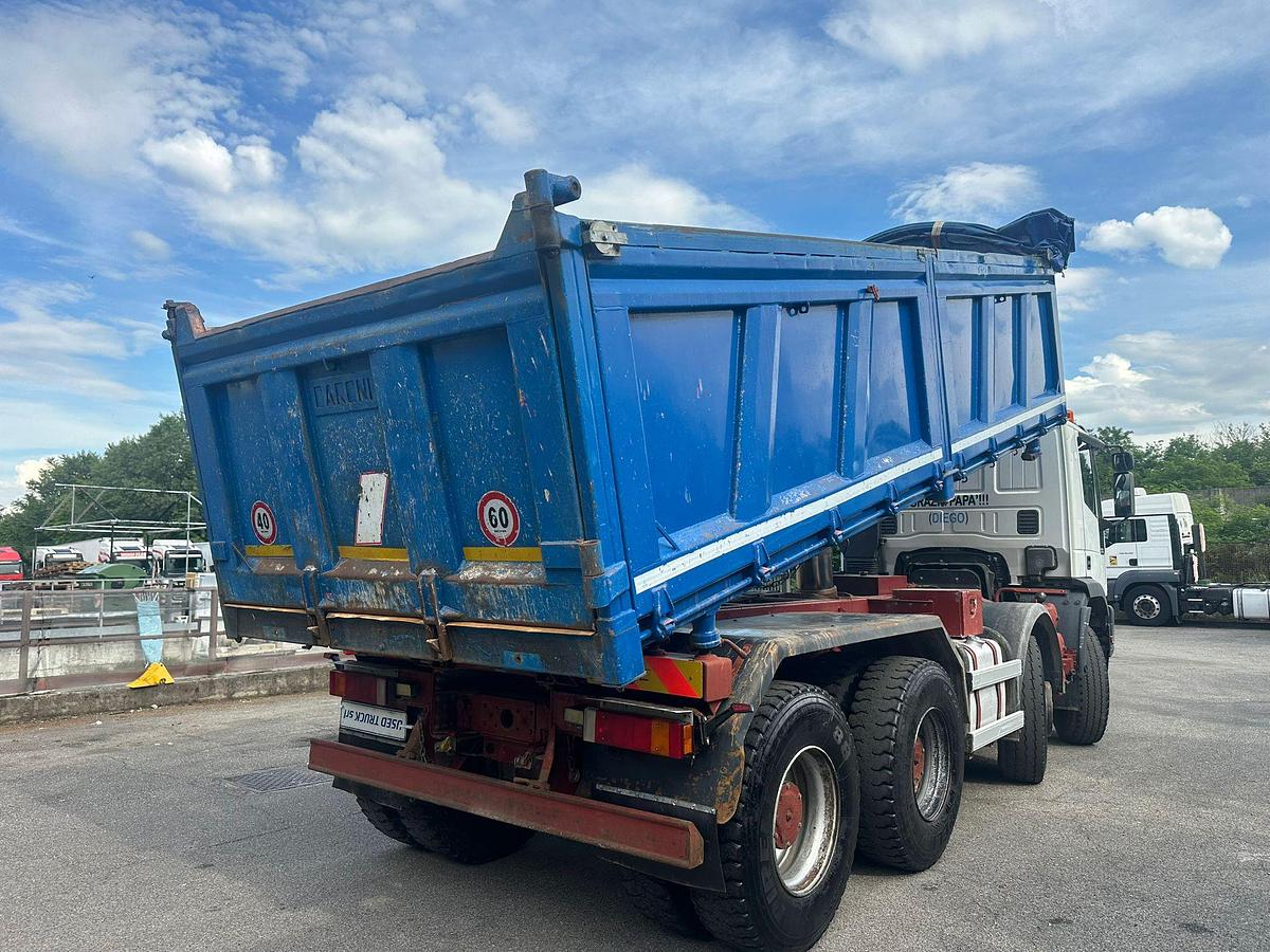 Usato Iveco EuroTrackker 420 8x4 Ribaltabile trilaterale