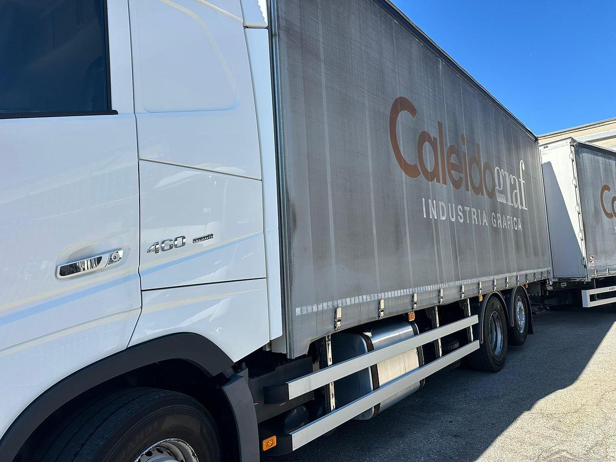 Usato Motrice tre assi Volvo FH 460 6x2 con Biga due assi comunicante km CERTIFICATI