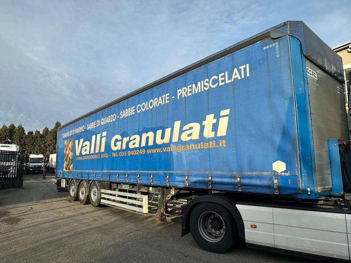 Usato Semirimorchio C.C.F.C Centina e telo alza/abbasa copri/scopri 1^asse sollevabile 3^sterzante 