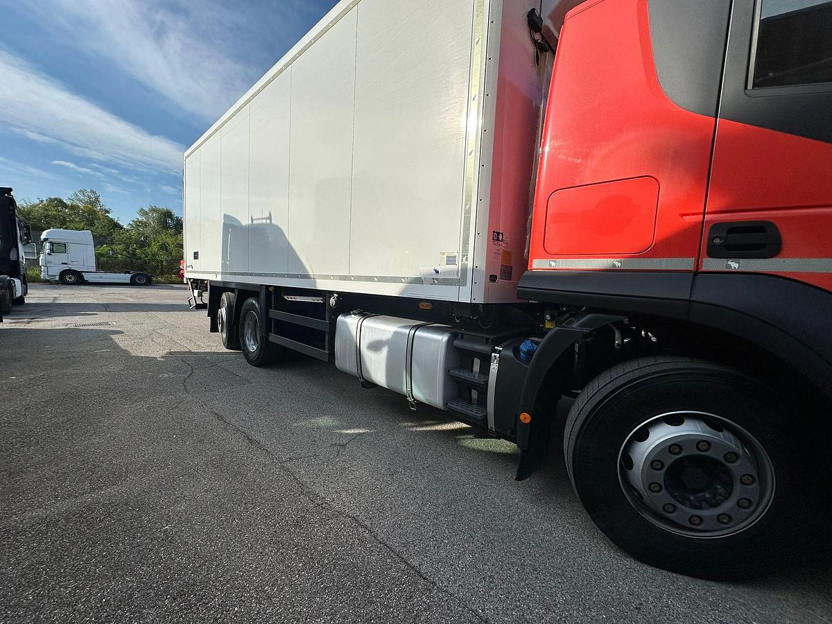 Usato Motrice tre assi Iveco Stralis 260s46 con Cella Frigo con motore ELETTRICO