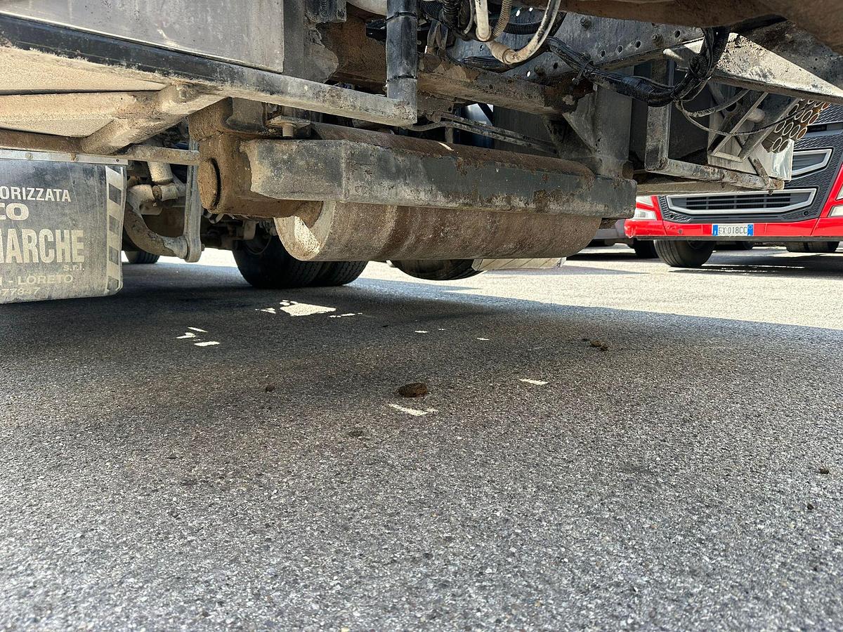 Usato Notrice tre assi Mercedes Actros 6x2 Scarrabile con gancio+rimorchio