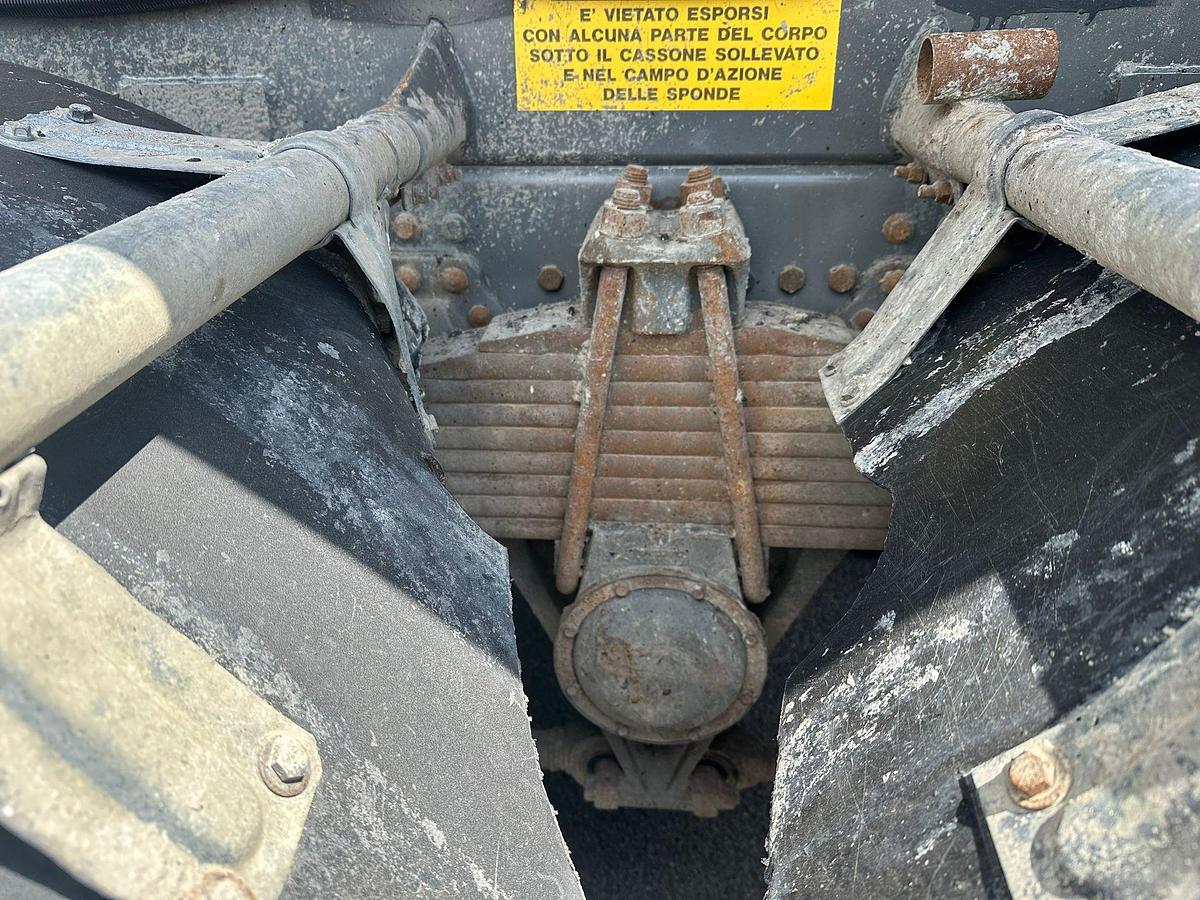 Usato MOTRICE QUATTRO ASSI VOLVO FM 420 8X4 RIBALTABILE POSTERIORE