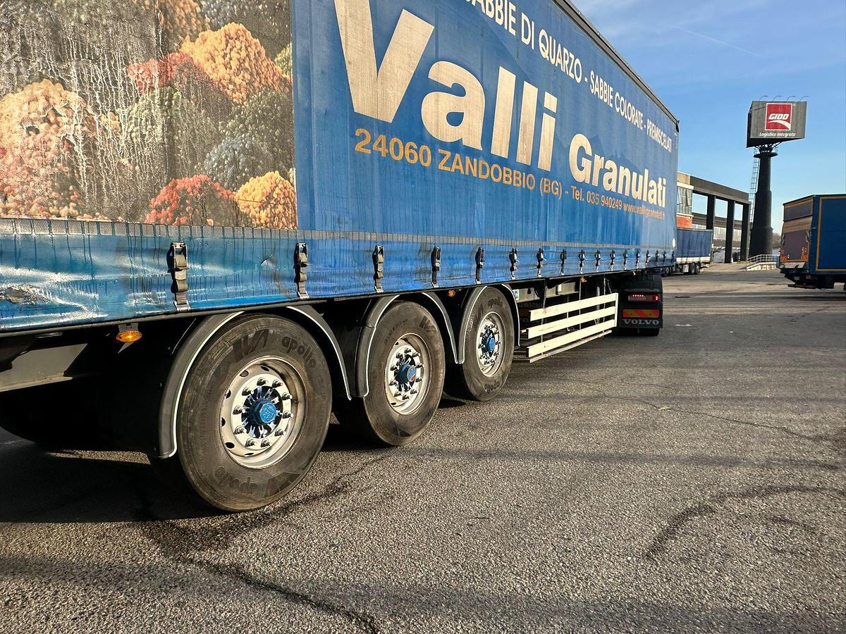 Usato Semirimorchio C.C.F.C Centina e telo alza/abbasa copri/scopri 1^asse sollevabile 3^sterzante 