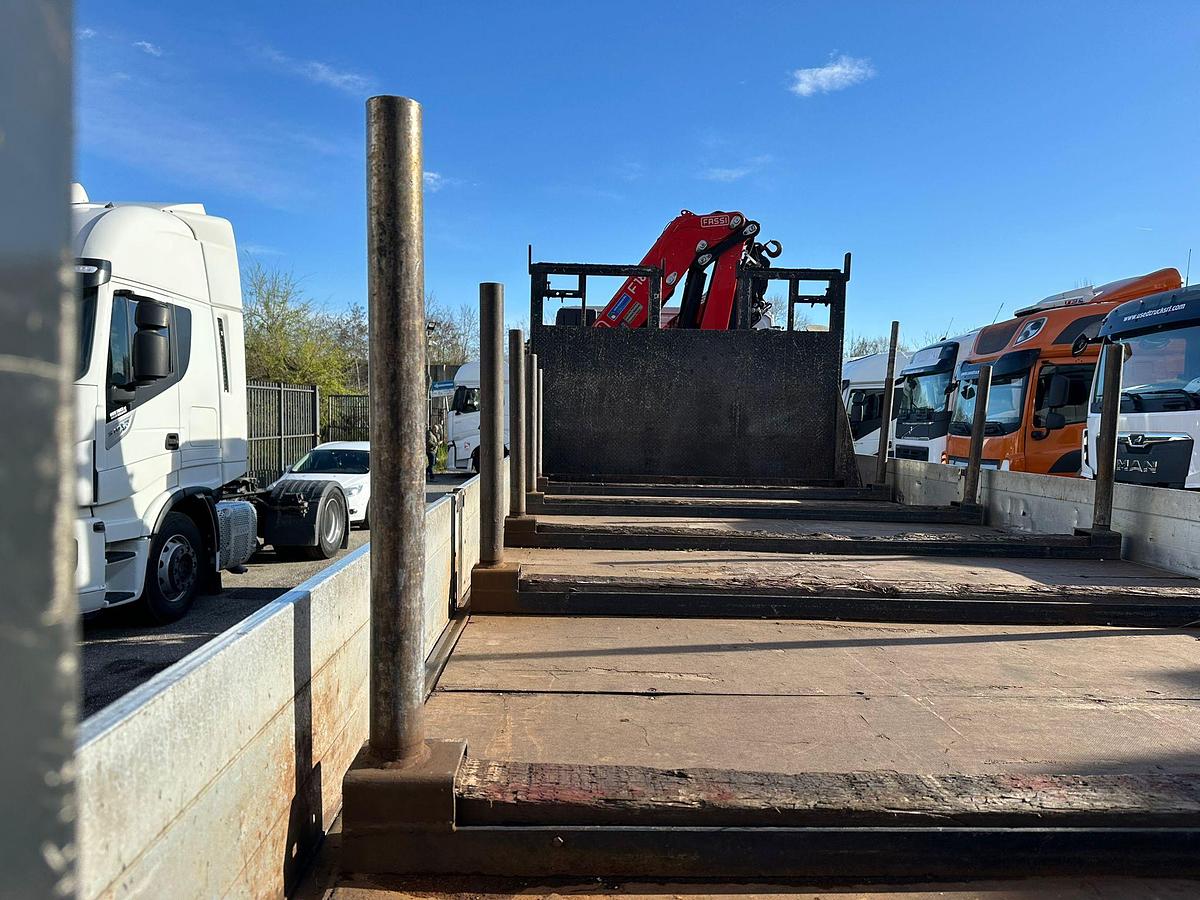 Usato MOTRICE 4 ASSI IVECO STRALIS 420 8X2 CASSONE FISSO +GRU FASSI 185A.2