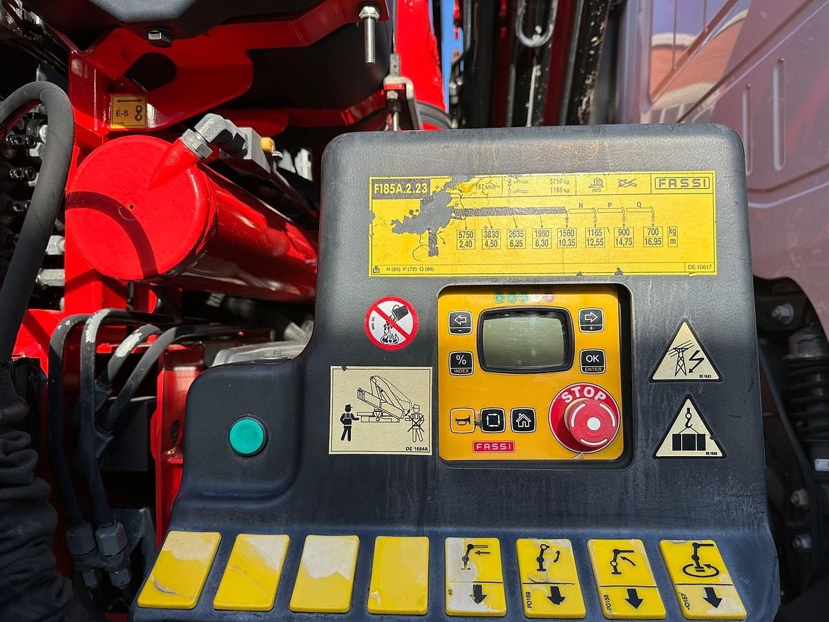 Usato MOTRICE 4 ASSI IVECO STRALIS 420 8X2 CASSONE FISSO +GRU FASSI 185A.2