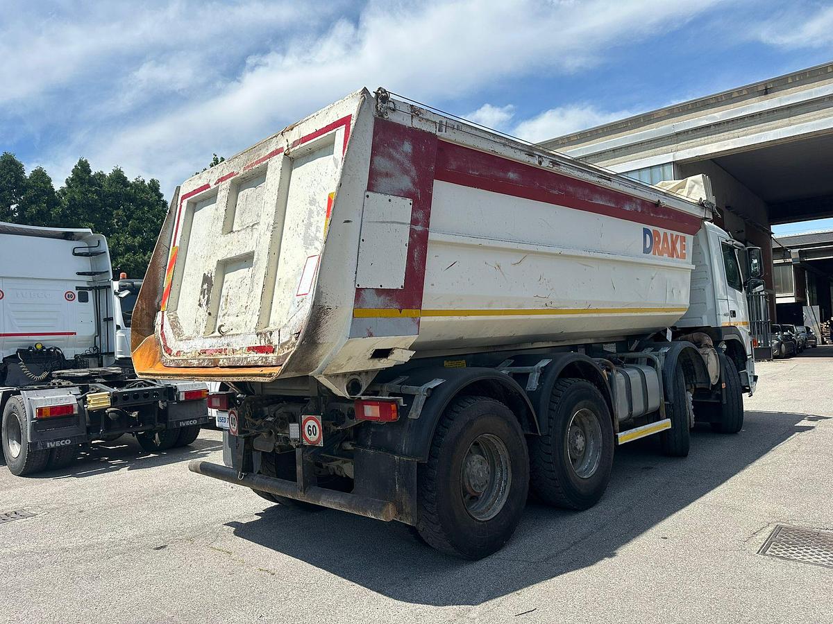 Usato MOTRICE QUATTRO ASSI VOLVO FM 420 8X4 RIBALTABILE POSTERIORE