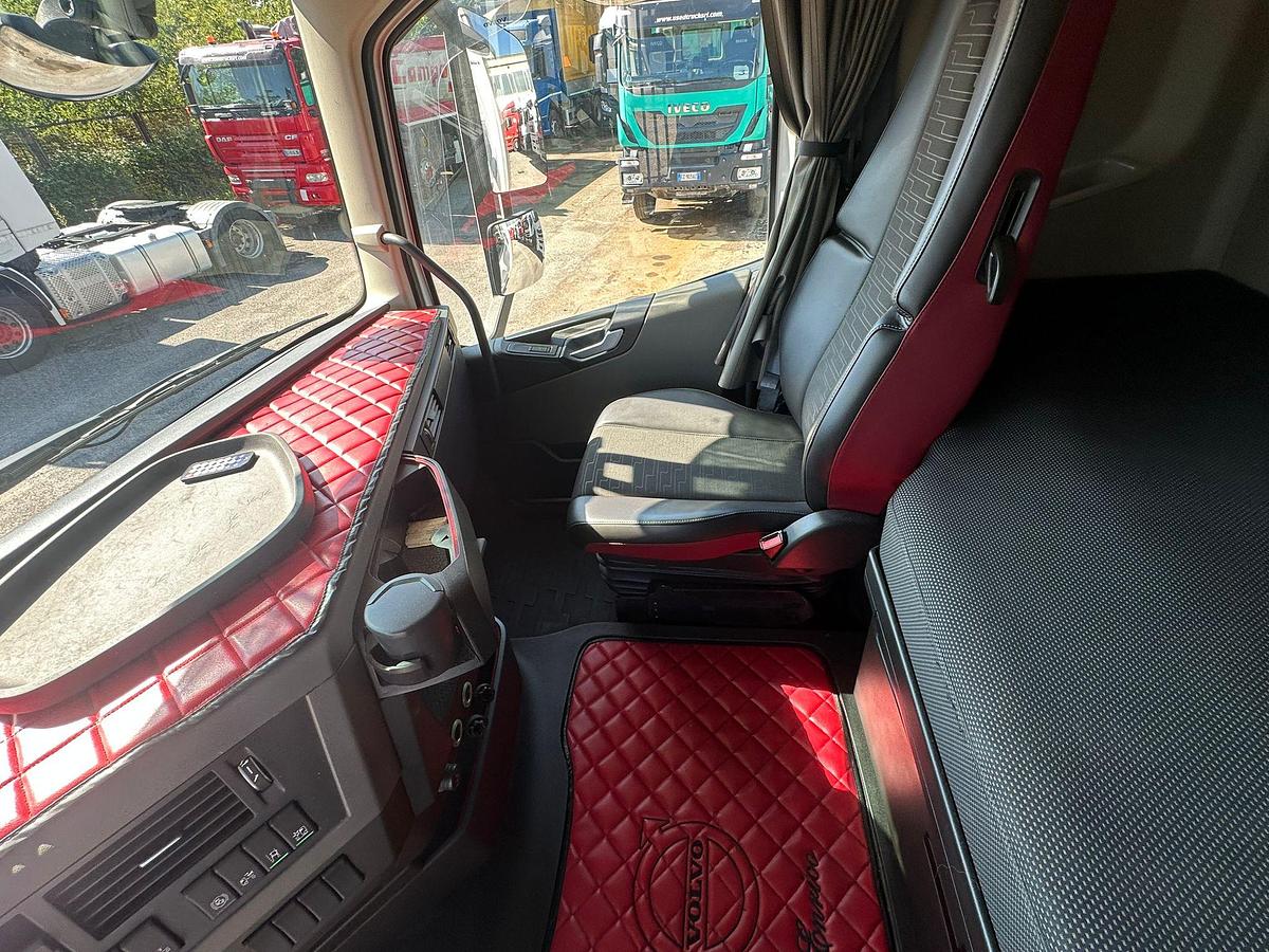 Usato Motrice tre assi Volvo FH 460 6x2 con Biga due assi comunicante km CERTIFICATI