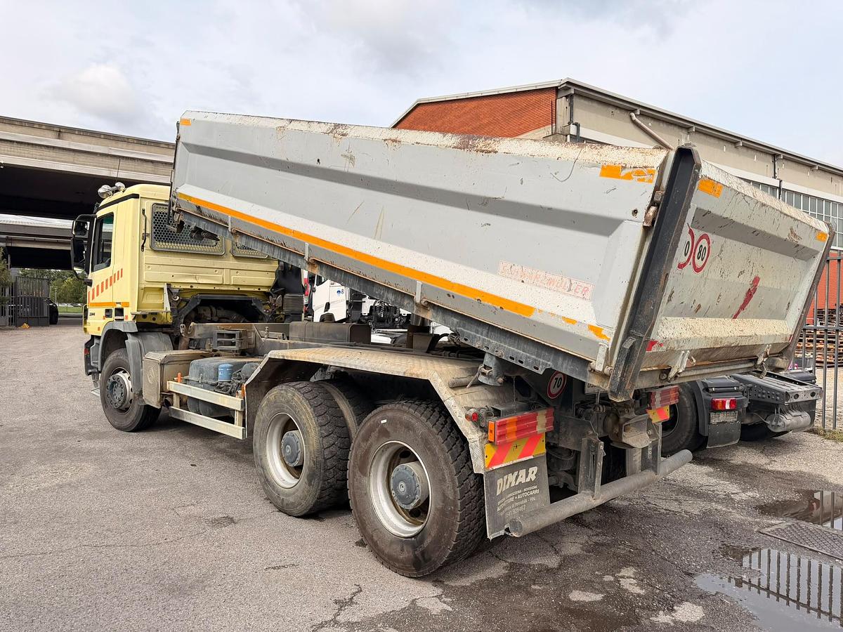 Usato MERCEDES ACTROS 33.44 K 6X4 RIBALTABILE TRILATERALE 2007