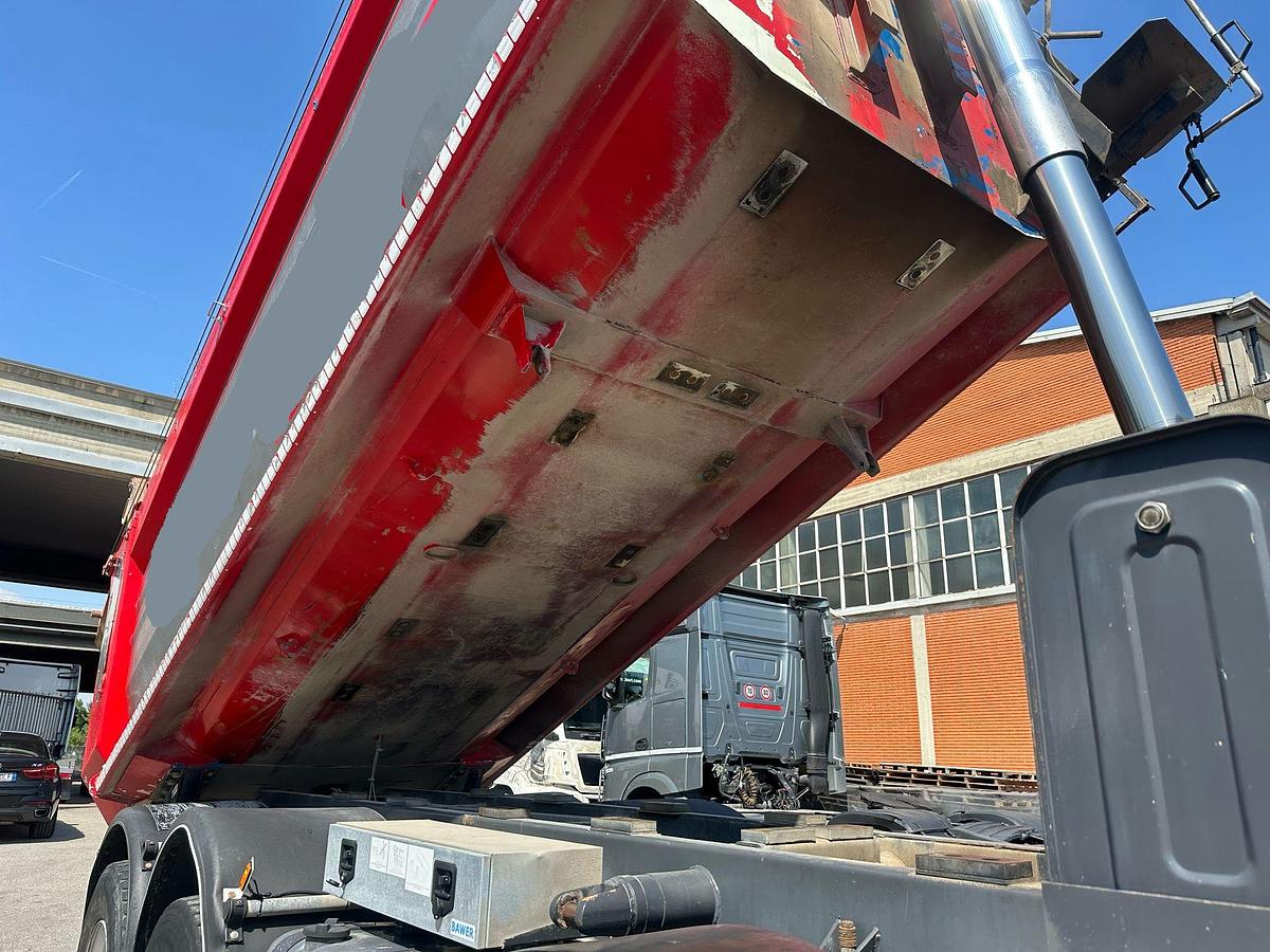 Usato Motrice Quattro assi Renault Kerax 8x4 Ribaltabile Posteriore sponda idraulica