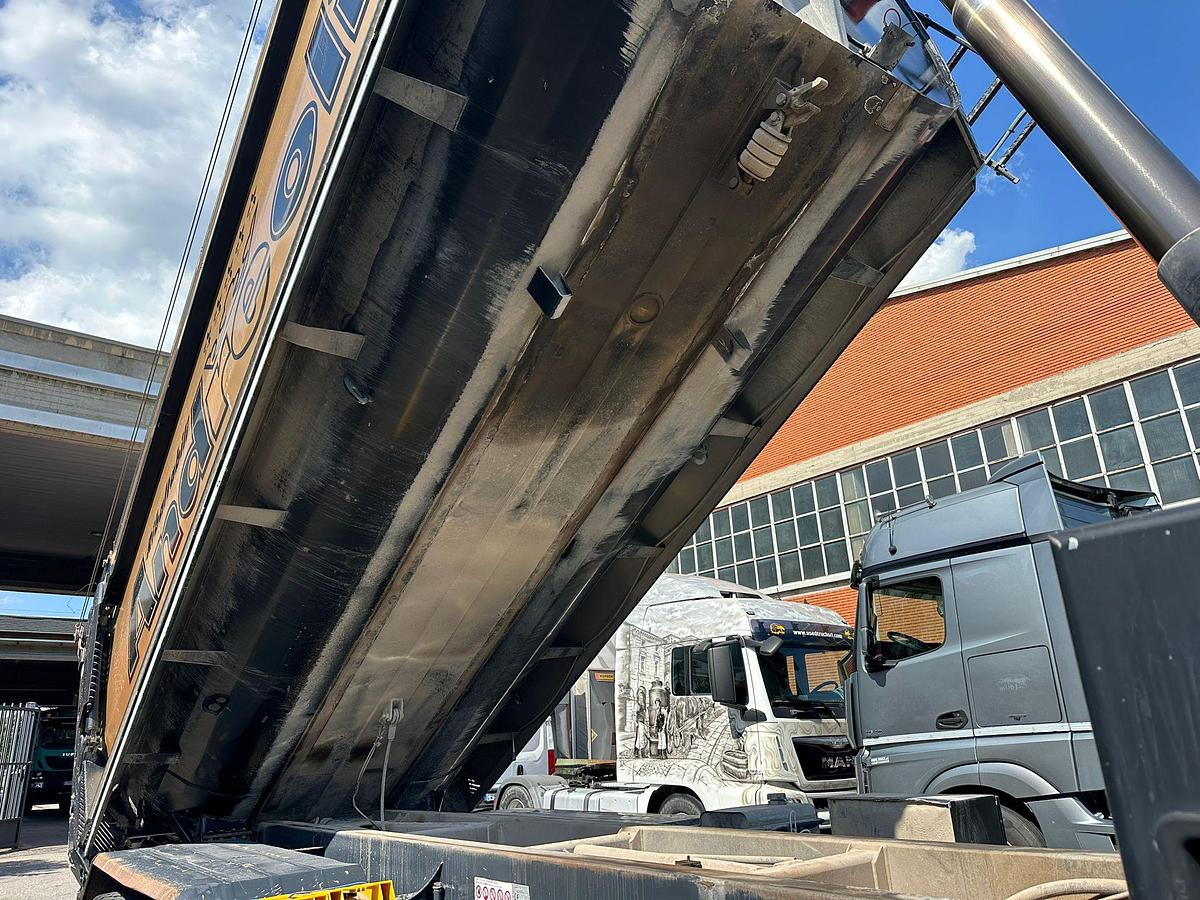 Usato Iveco Trackker 450 8x4 Ribaltabile posteriore Andreoli